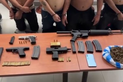 Entre las evidencias se encuentran pistolas, subfusiles, municiones y celulares, puestos a órdenes de la autoridad competente.