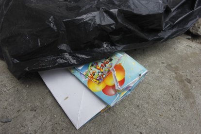 En el suelo quedaron los regalos y decoraciones de la fiesta infantil.