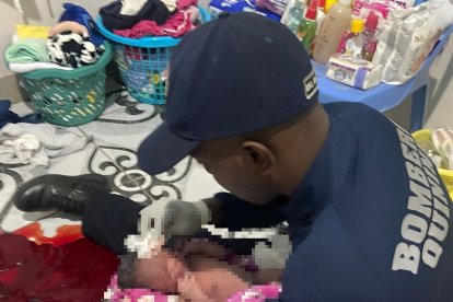 Un miembro del cuerpo de Bomberos de Viche, en el cantón Quinindé, atendió el parto de una mujer que se encontraba con fuertes contracciones.