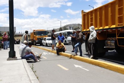 La vía fue cerrado en el acceso sur de Quito.