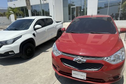 En este automóvil rojo fueron detenidos los presuntos secuestradores. El carro había sido robado a conductor de InDrive