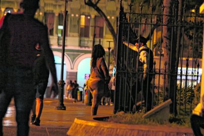 Trabajadoras sexuales recorren el parque por las noches.