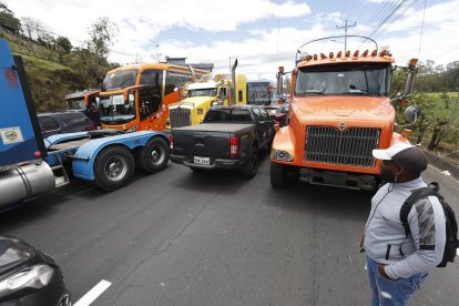 El ingreso a Quito por la Panamericana Sur fue todo un caos este 15 de septiembre por cuenta del bloqueo de camioneros de esta importante vía.