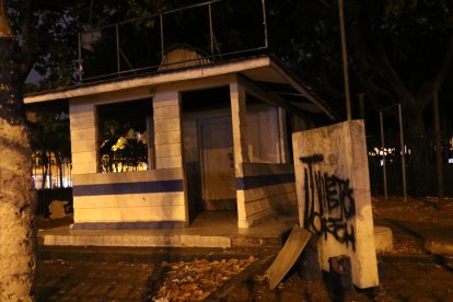 La UPC del parque está destruida y grafiteada.