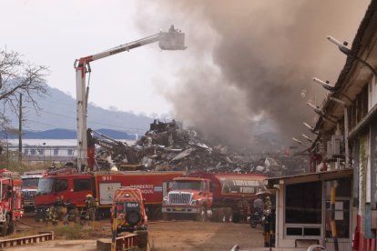 Unidades de Bomberos se desplegaron para atender la emergencia.
