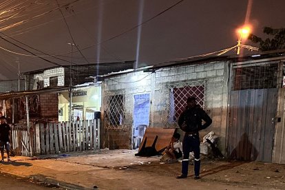 La Policía recogió indicios en el sitio del suceso.