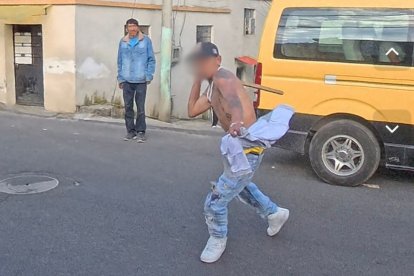 El sujeto trató de agredir al sargento por varias ocasiones.