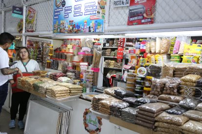 En el negocio también venden dulces y frutos secos.