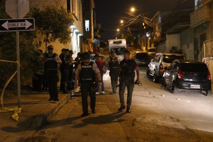 La Policía Nacional acordonó la escena del crimen, para preservar la evidencia.