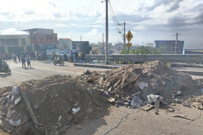 La vía sigue bloqueada por la protesta al alza de combustibles.