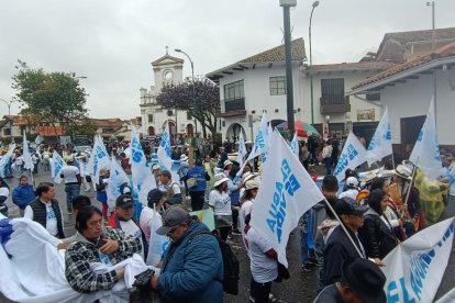 Varias personas se reunieron para realizar reunión por el agua.