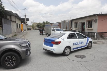 Uno de ellos resultó herido, pero el otro sujeto falleció dentro del vehículo.