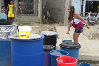 Los pobladores deben abastecerse para enfrentar el corte de agua por más de 30 horas