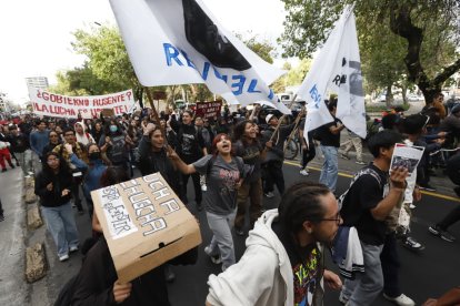 Estudiantes se manifiestan en contra de la eliminación del subsidio del diésel.