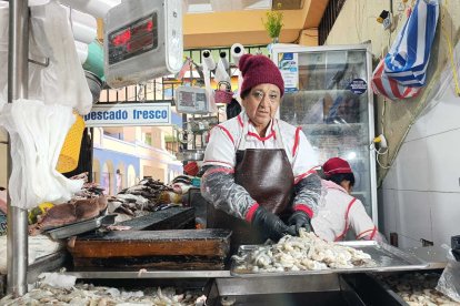 En mercado de Loja, los mariscos se comercializan con alza en precios.