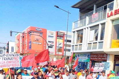 Trabajadores municipales y educadores protestaron en Manta.