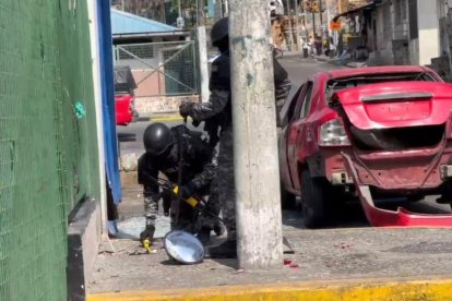 La Policía recabó inidicios tras el atentado.