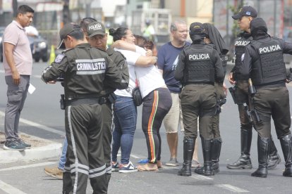 Familiares del trabajador portuario llegaron al lugar de los hechos. Su esposa era consolada por allegados. Policía recabó indicios.