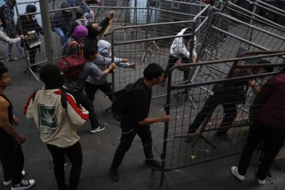 Los manifestantes quitaron las vallas que los separaban de los policías.