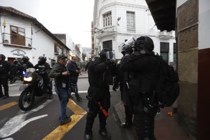 Algunos policías salieron golpeados durante las manifestaciones.
