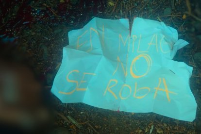 Este fue el escrito dejado junto a los cuerpos. Al parecer, fue escrito con marcador o resaltador.