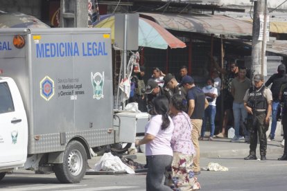 Se disponía a tomar el bus cuando sujetos la atacaron a sangre fría.