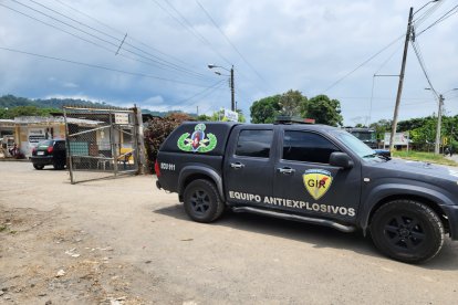 Personal especializado del GIR acudió al lugar para realizar una detonación controlada del explosivo.