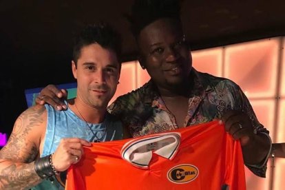 Quiñónez junto al actor argentino Juan Jacuzzi, de Los cebollitas.