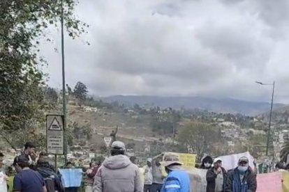 Manifestantes quemaron llantas frente al Hospital Docente Ambato para exigir insumos médicos para diálisis