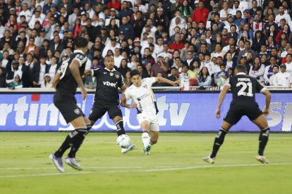 Fernando Cornejo (c) es pieza clave en el medio campo de Liga de Quito.
