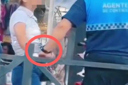 Captura de pantalla de un video que evidencia un presunto acto de corrupción por parte de un agente metropolitano.