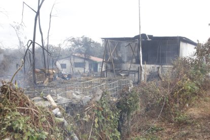 Bomberos lograron controlar el incendio, pero persiste el riesgo.