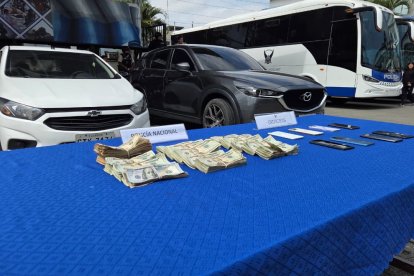 En el operativo encontraron, entre otros objetos, fajos de billetes.