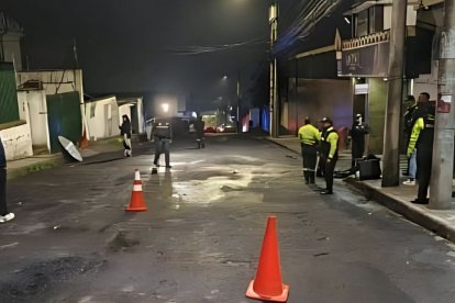 Al menos cuatro sujetos llegaron en motos al cabaret del norte de Quito.