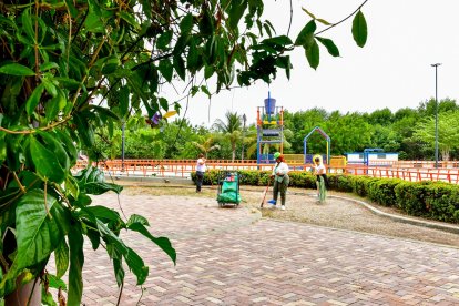 La mañana de este martes 16 de septiembre, un grupo de vecinas de la cooperativa Viernes Santo realizaban la limpieza de un área cercana a la piscina en el parque