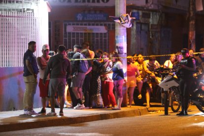 Familiares del fallecido llegaron a la zona para confirmar que se trataba de su allegado.