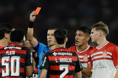 Al minuto 82 el árbitro Andrés Rojas expulsó al tricolor Gonzalo Plata.