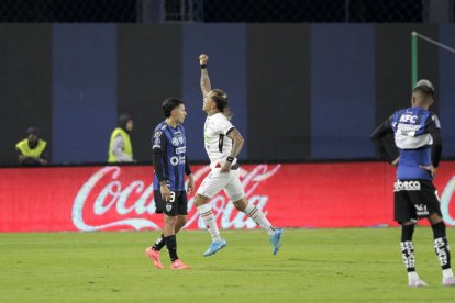 Dayro Moreno (c), de 40 años, marcó los dos goles del cuadro colombiano