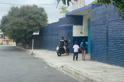 Varias mujeres y estudiantes protagonizaron una riña en los exteriores de un plantel educativo en Guayaquil.