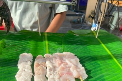 El cocodrilo asado, servido en brochetas, es uno de los platos más llamativos para turistas.