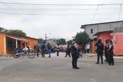 La policía en la investigación de los asesinatos ocurridos la tarde de este viernes en la provincia de Santa Elena