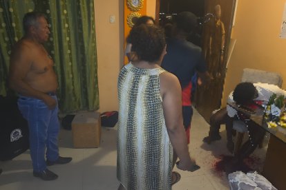 El asesinato de Jonathan González se produjo supuestamente dentro de su casa; su cuerpo quedó sentado sobre una silla.