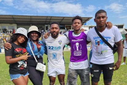 Jonathan González (centro) junto a su familia, después de unos de los partidos con el 22 de Julio en el estadio Folke Anderson.