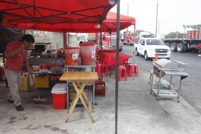 Los negocios junto al puerto de la avenida de la Marina operan con tranquilidad.