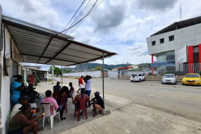 Familiares del jugador Jonathan González aguardaban por retirar el cuerpo de la morgue.