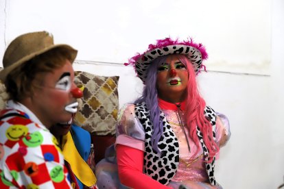 Los payasos piden apoyo para tener acceso a bóvedas fúnebres.