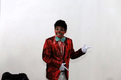 Los artistas renuevan sus trajes para estar en vigencia.