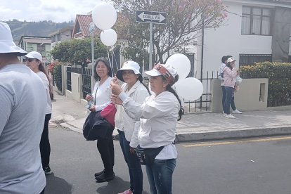 Con globos y vestimenta blanca, los asistentes marcharon en Ambato pidiendo paz y unidad.
