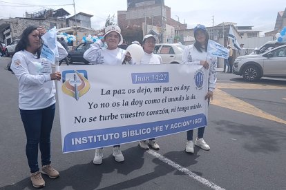 Muchos de los asistentes llevaban carteles con versículos bíblicos para invitar a la reflexión.