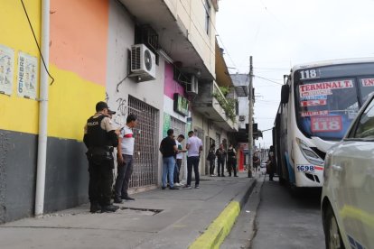 El asalto al bus se registró en la intersección de las calles 17 y Argentina, en Guayaquil.